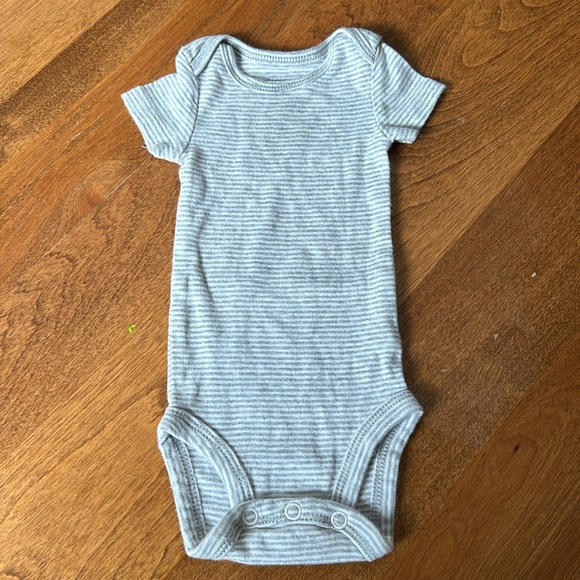 Lot of 5 gender neutral onesies - Picture 4 of 11